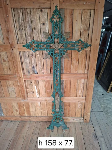 Grande croix funéraire ancienne en fonte verte ajourée, datant du XIXe siècle, ornée de motifs chrétiens et d'un médaillage central — Bon état