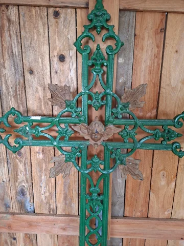 Grande croix funéraire ancienne en fonte verte ajourée, datant du XIXe siècle, ornée de motifs chrétiens et d'un médaillage central — Bon état