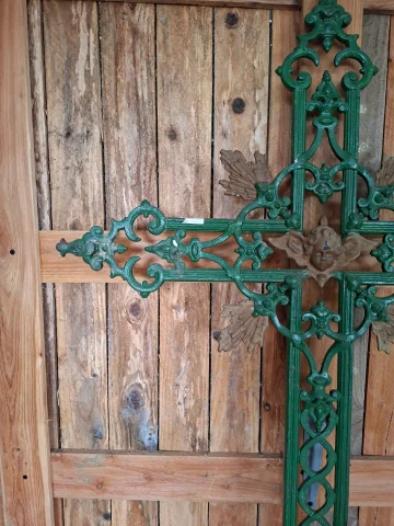 Grande croix funéraire ancienne en fonte verte ajourée, datant du XIXe siècle, ornée de motifs chrétiens et d'un médaillage central — Bon état