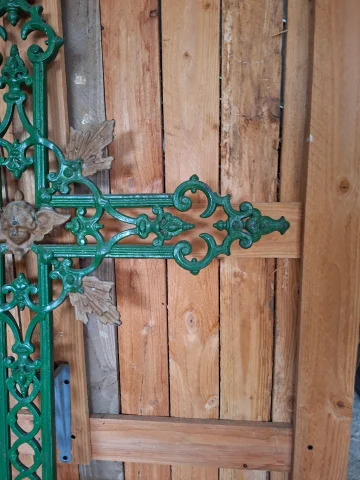 Grande croix funéraire ancienne en fonte verte ajourée, datant du XIXe siècle, ornée de motifs chrétiens et d'un médaillage central — Bon état