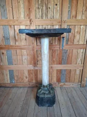Säule aus weißem Marmor mit Bronzedekor, Sockel und Platte aus lackiertem Holz
