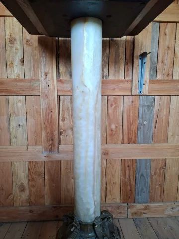 Columna de mármol blanco con decoraciones de bronce, base y tablero en madera lacada — Buen estado
