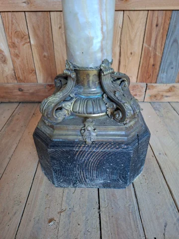 Columna de mármol blanco con decoraciones de bronce, base y tablero en madera lacada — Buen estado