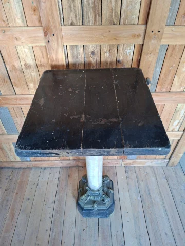 Columna de mármol blanco con decoraciones de bronce, base y tablero en madera lacada — Buen estado