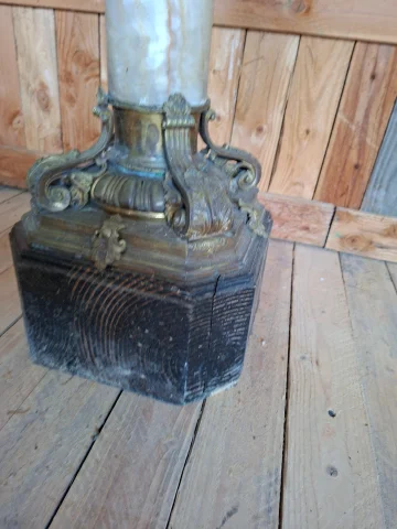 Columna de mármol blanco con decoraciones de bronce, base y tablero en madera lacada — Buen estado