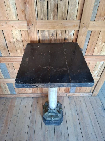 Columna de mármol blanco con decoraciones de bronce, base y tablero en madera lacada — Buen estado