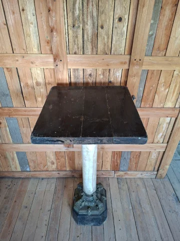 Columna de mármol blanco con decoraciones de bronce, base y tablero en madera lacada — Buen estado