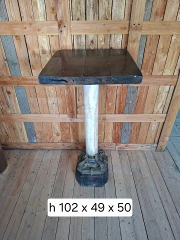 Columna de mármol blanco con decoraciones de bronce, base y tablero en madera lacada — Buen estado