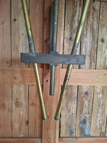 Dreiflammige Wandleuchte aus Messing – 1950er–1960er Jahre — Guter Zustand