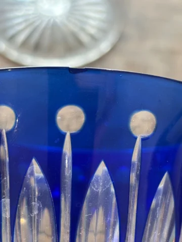 Set aus zwei kobaltblauen Saint-Louis-Kristallgläsern, 19,8 cm — Eines mit Chip — Guter Zustand
