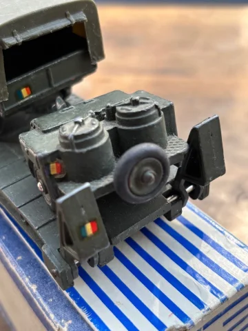 DINKY SUPERTOYS BERLIET ZUGMASCHINE MIT PANZERTRANSPORTER-SATTELAUFLIEGER — Guter Zustand