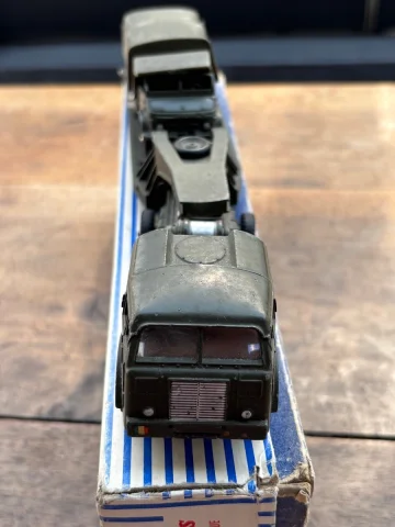 DINKY SUPERTOYS BERLIET ZUGMASCHINE MIT PANZERTRANSPORTER-SATTELAUFLIEGER — Guter Zustand