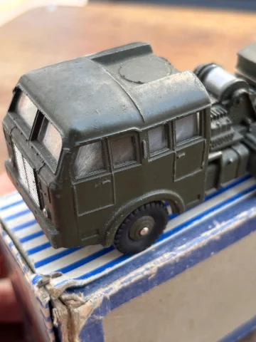 DINKY SUPERTOYS BERLIET ZUGMASCHINE MIT PANZERTRANSPORTER-SATTELAUFLIEGER — Guter Zustand