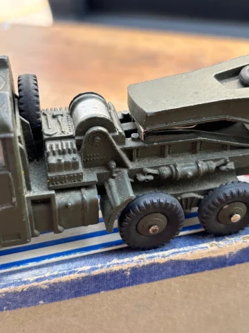 DINKY SUPERTOYS BERLIET ZUGMASCHINE MIT PANZERTRANSPORTER-SATTELAUFLIEGER — Guter Zustand