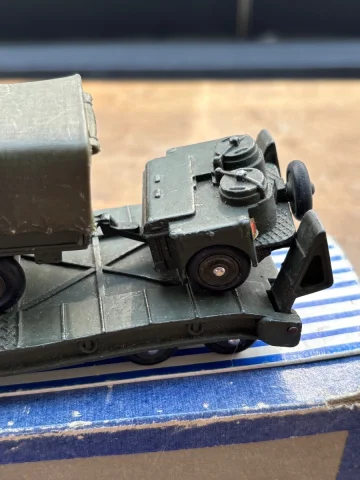 DINKY SUPERTOYS BERLIET ZUGMASCHINE MIT PANZERTRANSPORTER-SATTELAUFLIEGER — Guter Zustand