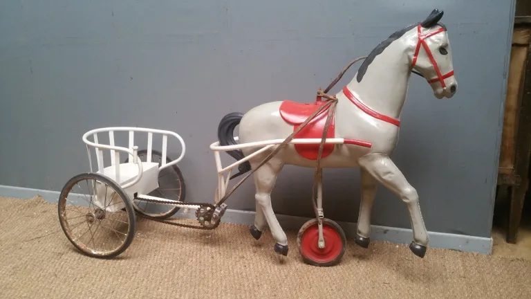 Cheval à pédales ;sulky de square