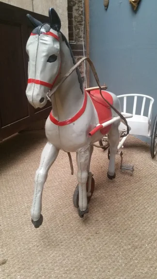 Cheval à pédales ;sulky de square