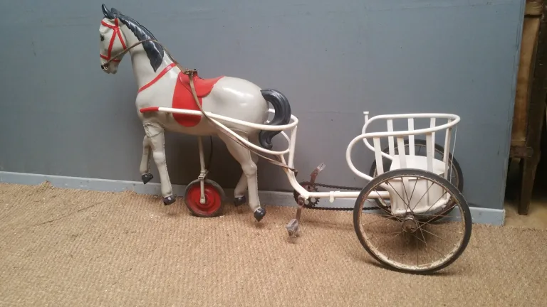 Cheval à pédales ;sulky de square