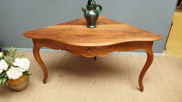 Table console d angle en noyer de style Louis XV