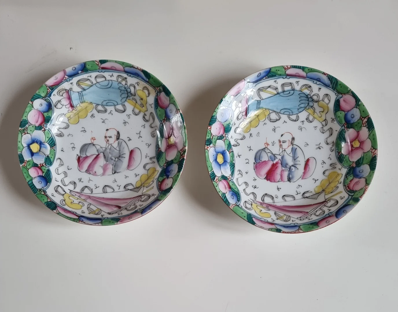 Paire d assiettes creuses en porcelaine fine  de Bayeux ,décor au Chinois  XIXeme