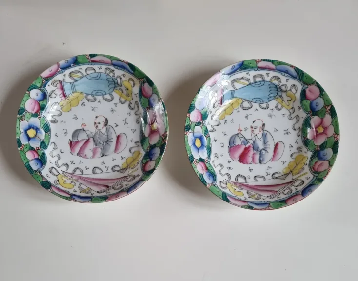 Paire d assiettes creuses en porcelaine fine  de Bayeux ,décor au Chinois  XIXeme