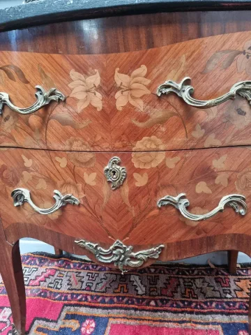 Petits commode sauteuse de style Louis XV
