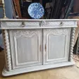 Ancien Bas de buffet en chêne peint et sculpté,