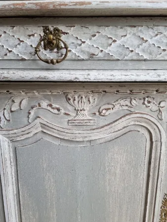 Ancien Bas de buffet en chêne peint et sculpté,