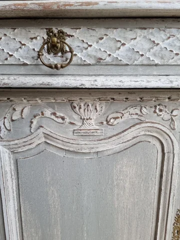 Ancien Bas de buffet en chêne peint et sculpté,
