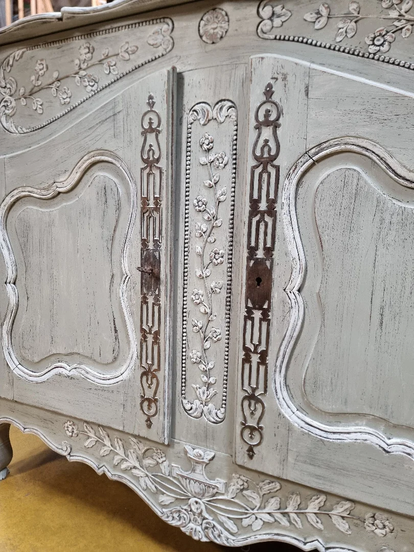 Credenza antica normanna scolpita e dipinta
