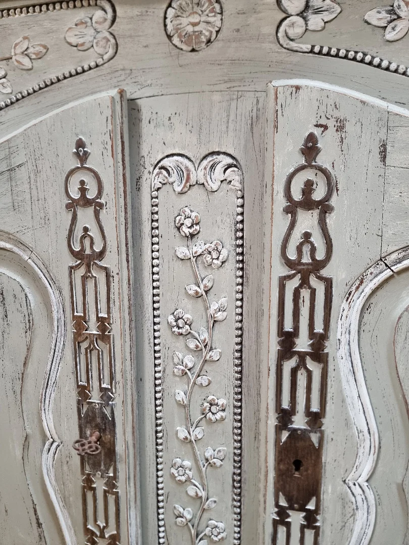 Credenza antica normanna scolpita e dipinta