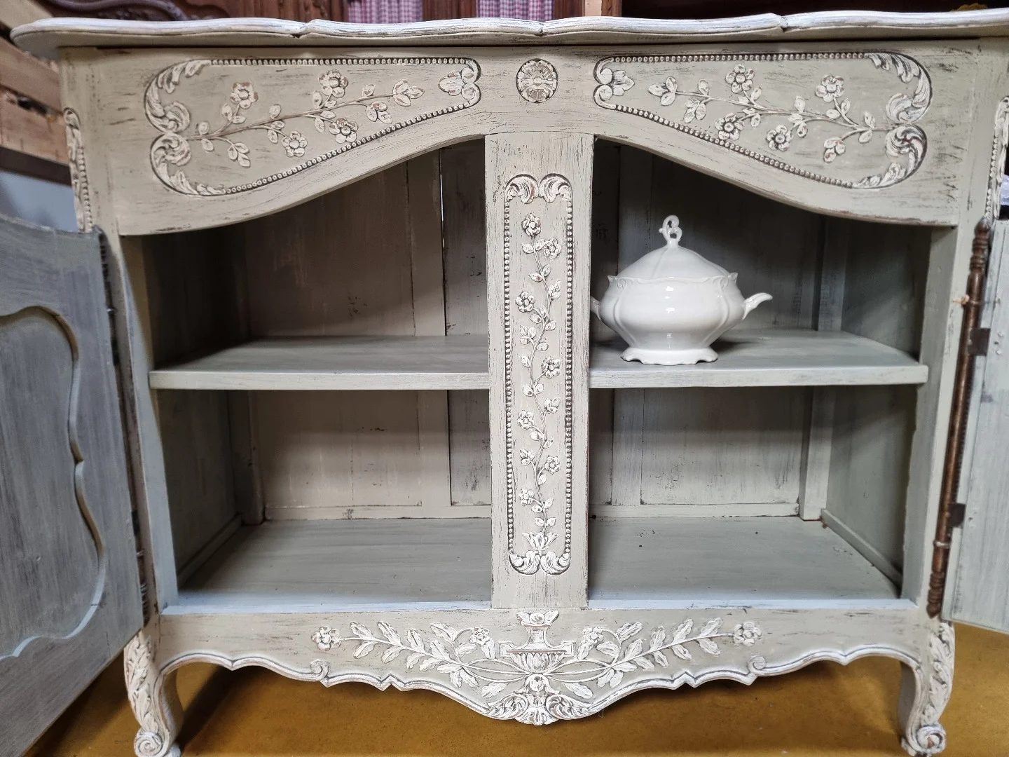 Credenza antica normanna scolpita e dipinta