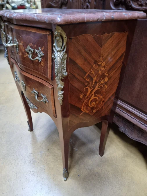 Petite Commode de style Louis XV  en marqueterie