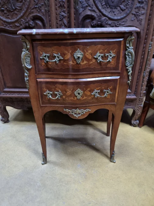 Petite Commode de style Louis XV  en marqueterie