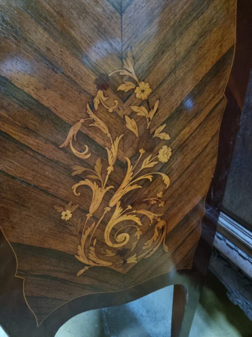 Petite Commode de style Louis XV  en marqueterie