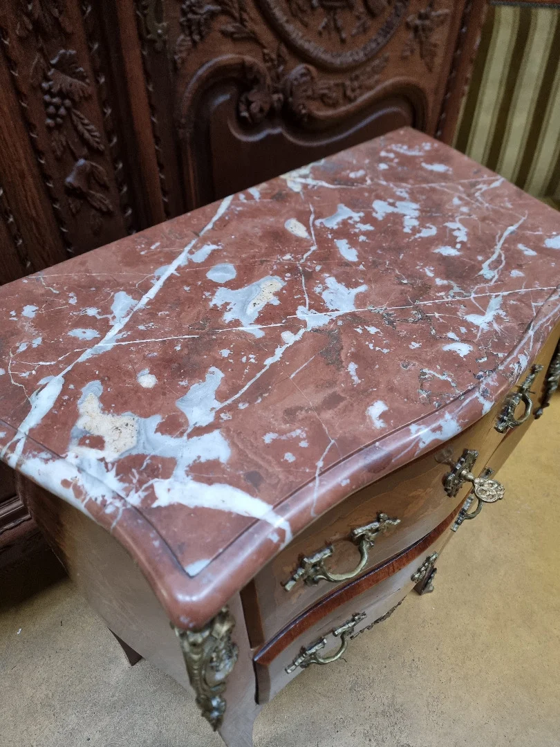 Petite commode Louis XV en marqueterie parisienne — Bon état