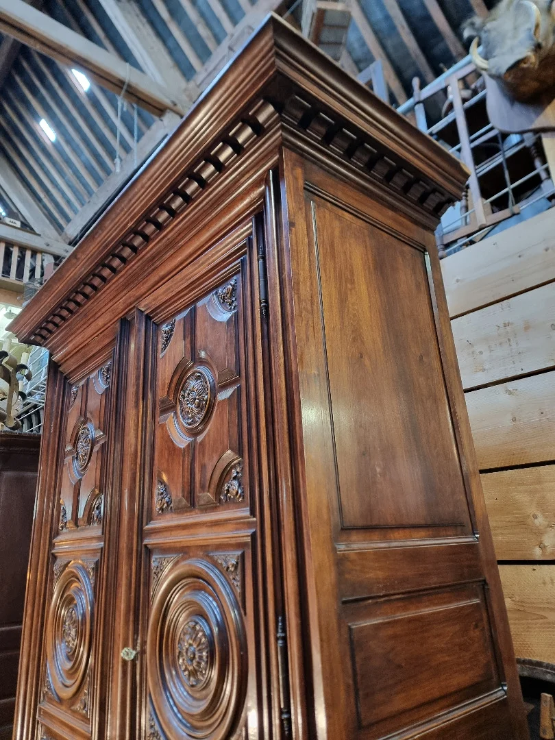 Grande armoire de château en noyer ,XIX eme