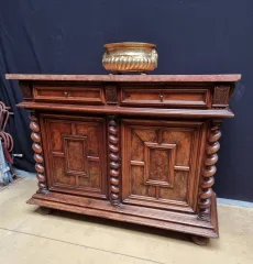 Buffet aus Nussbaum, frühes 18. Jahrhundert