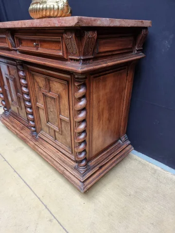Notenhouten buffet, vroeg 18e eeuw — Goede staat