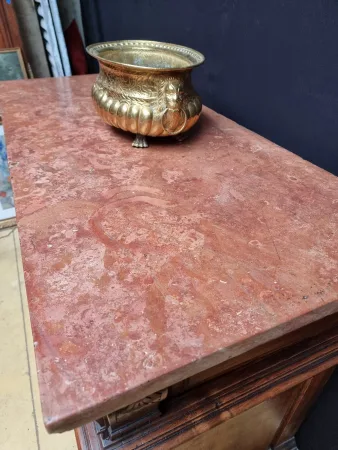 Early 18th-century walnut buffet — Good condition