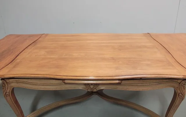 Table de Style Régence en Hêtre  XXe