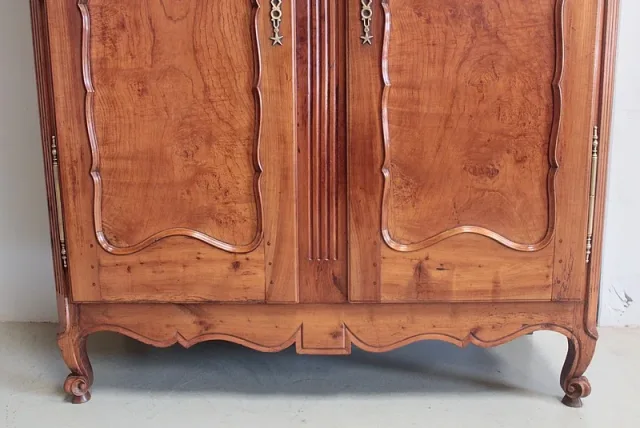 Armoire Louis XV en Merisier et Frêne  XIXe