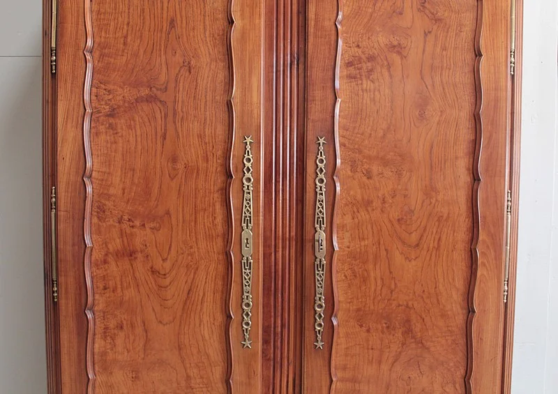 Armoire Louis XV en Merisier et Frêne  XIXe