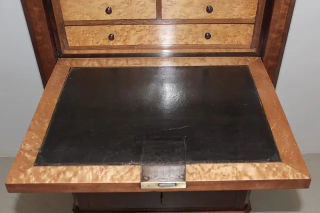 SECRETAIRE