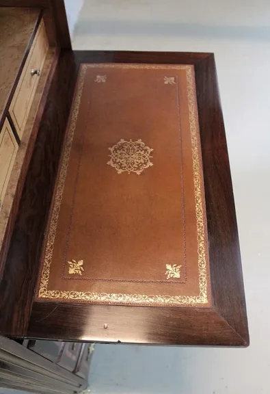 SECRETAIRE BRUST