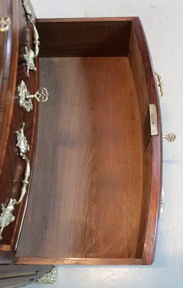 SECRETAIRE BRUST