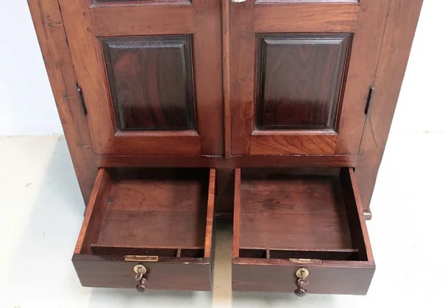 Petite Armoire à Epices goût Louis XIV en Teck INDE XIXe
