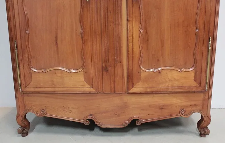 Armoire Régionale Louis XV en Merisier XIXe