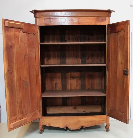 Armoire Régionale Louis XV en Merisier XIXe
