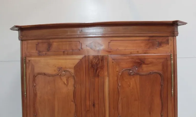 Armoire Régionale Louis XV en Merisier XIXe